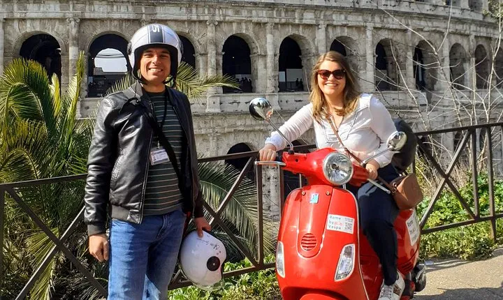 Vespa Tour Rome: With Driver or Self-Drive + Local Guide (2,5 h)