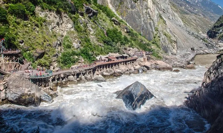 Lijiang Train Station Pick up and Tiger Teaping Gorge Private Tour