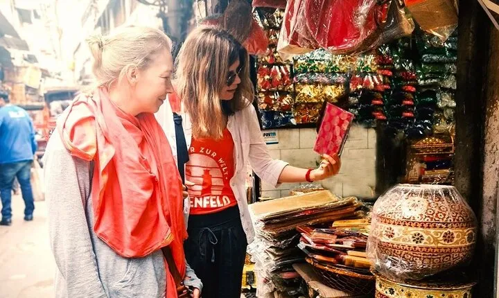 Delhi Shopping Tour with Female Shopping Expert