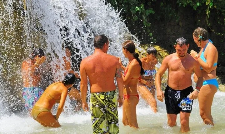 Dunn's River Falls, shopping and lunch