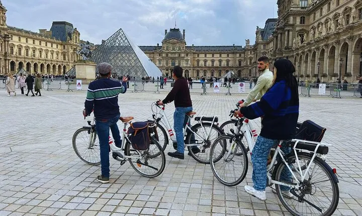 Paris City Highlights Guided Bike Tour