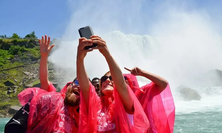 Niagara Falls Walking Tour with skip the ticket line boat tour