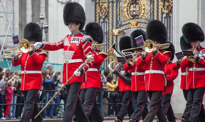 Buckingham Palace, Changing of the Guard & Thames Boat Ride