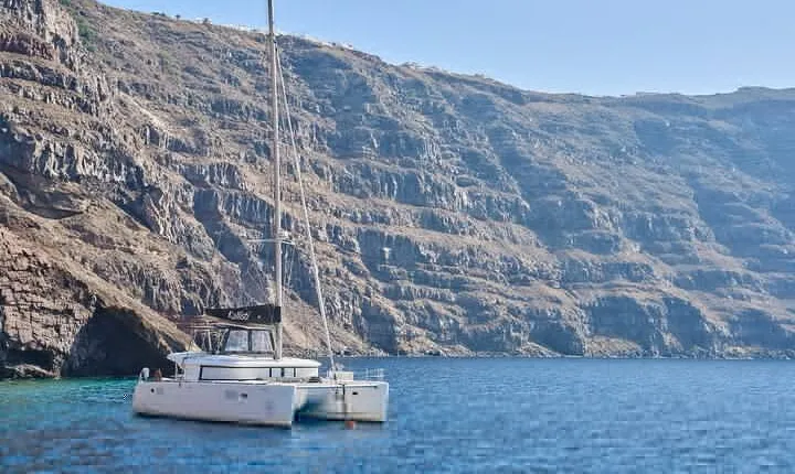 Santorini: Caldera Luxury Catamaran Cruise with Meal & Drinks