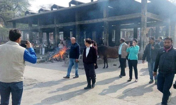 Witness the Hindu process of Cremation near Taj Mahal