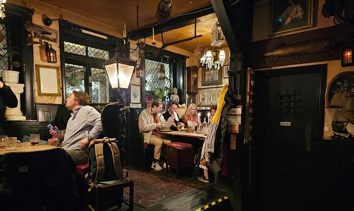 London Historical Pub Tour with Pilgrims and Pirates