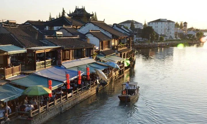 Shanghai Private Tour of Zhujiajiao Water Town and Jade Buddha Temple