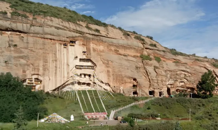Private Day Tour: Horse Hoof Temple Grottoes and Zhangye Danxia Landform