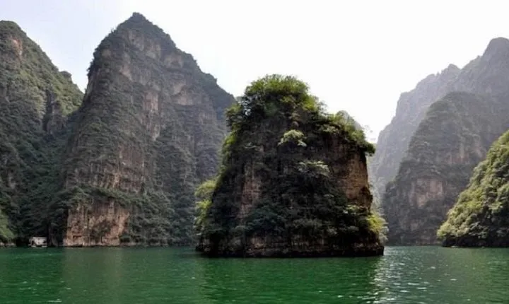 Private Day Tour: Longqingxia Gorge and Lunch at the Commune by the Great Wall