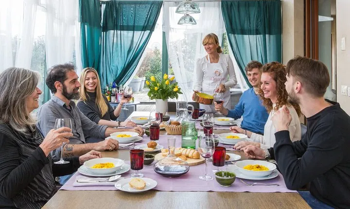 Cesarine: Dining & Cooking Demo at Local's Home in Naples