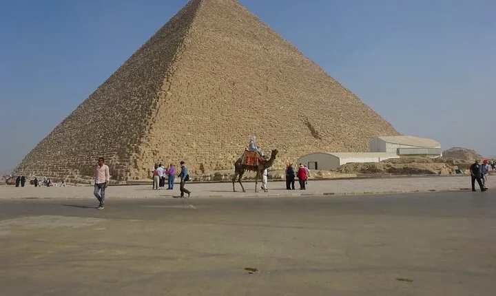 Private Guided Tour to Giza Pyramids with Camel Ride