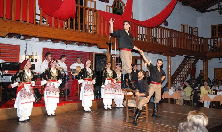 From Heraklion & Malia: Cretan Folklore Night with Buffet