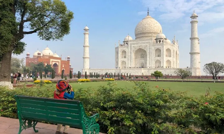 From Delhi: All-Inclusive Taj Mahal Tour by Gatiman Express Train
