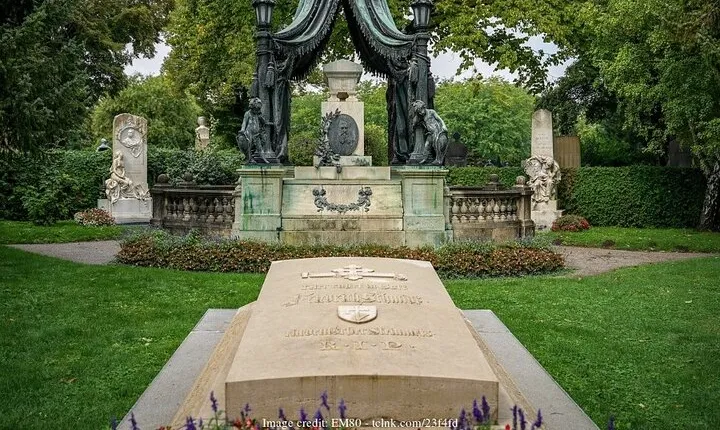 Explore Vienna's Central Cemetery: Private 2.5-hour Guided Tour