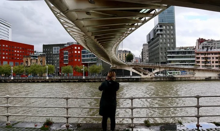 Surprise Walk of Bilbao with a Local