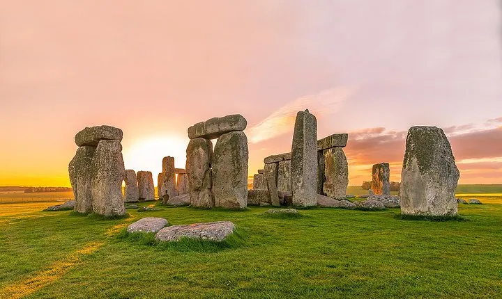 Stonehenge, Avebury,Cotswolds. Small group day tour from Bath