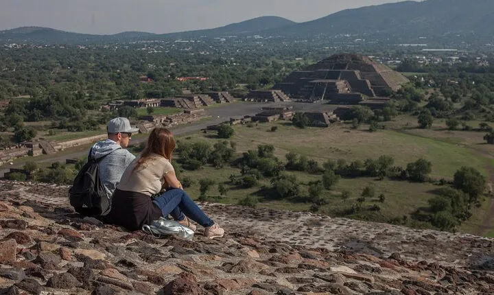 Teotihuacan Private Day Trip with Homemade Meal and Local Artisans