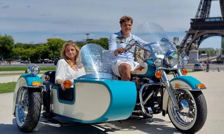 1-Hour Private Tour in Paris, EN Vintage Sidecar and Champagne