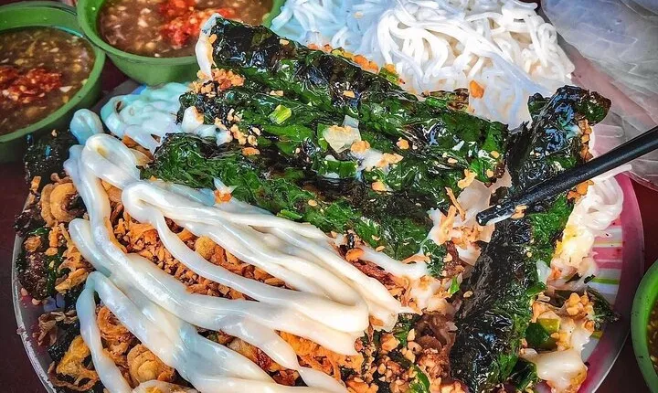 Private Street Food Tour by Motorbike/Car with Local Students