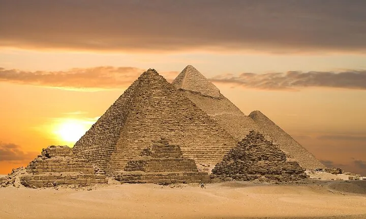 Full Day Private Tour in Pyramids of Giza and Egyptian Museum