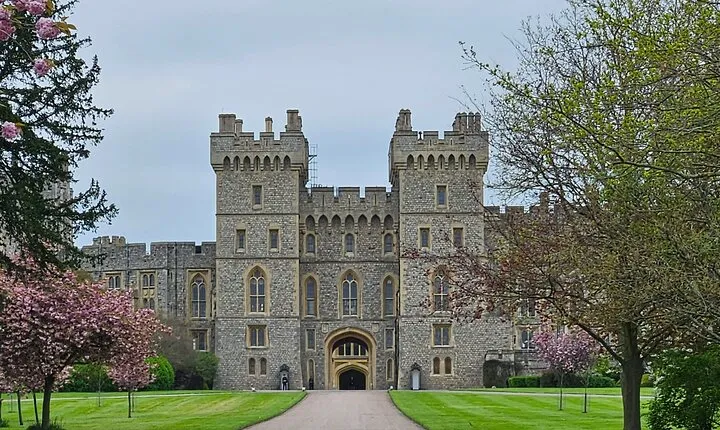 Transfer from Heathrow to Southampton via Windsor and Stonehenge