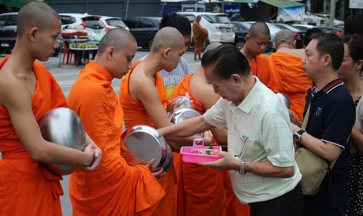 Private Oneday! Morning alms&Doi suthep&Wat Umong + Umbrella village&Hot spring