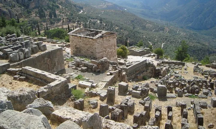 Delphi, Hosios Loukas Monastery full day private tour from Athens