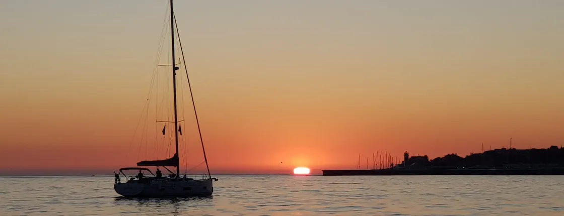 Cascais private sunset cruise with a welcome drink