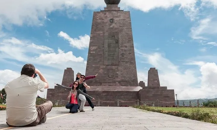 Quito: Double Decker City Tour & Middle of the World Monument