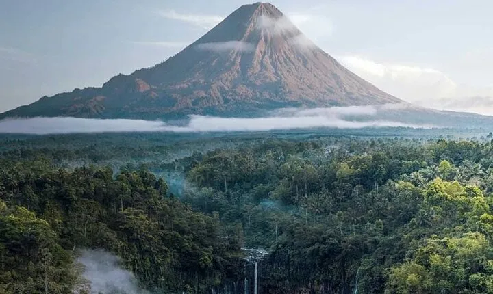 From Yogyakarta: Borobudur &Prambanan-Bromo-Waterfall-Ijen 6 Days