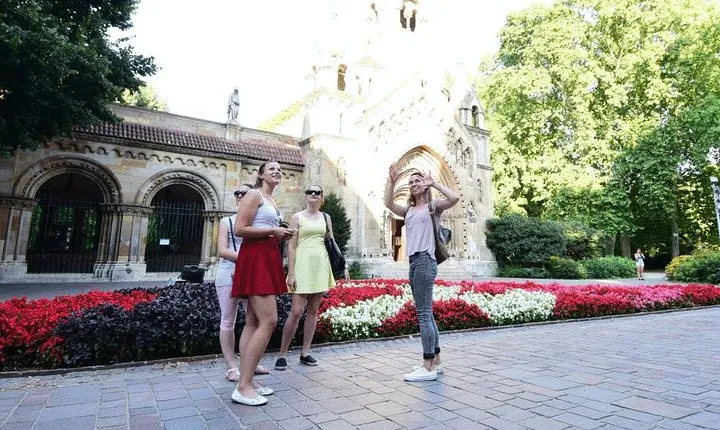 101 things in Budapest - Full Day Tour with Lunch & Metro Pass