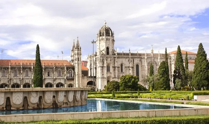 Lisbon Shore Excursion: Private Day Trip to Lisbon and Sintra