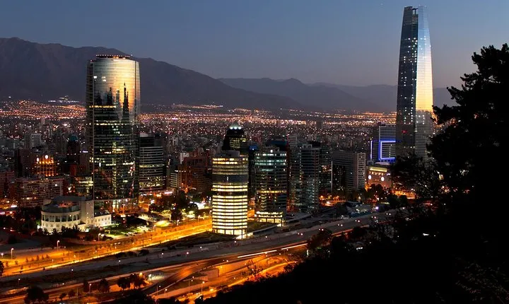 Small-Group Night City Tour: San Cristobal Hill and Dinner Show