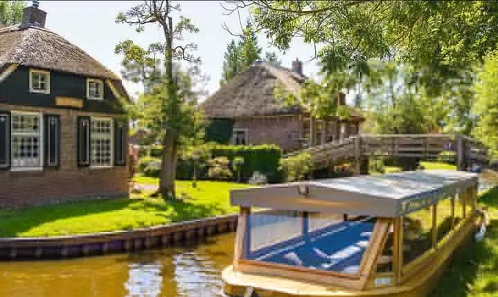 Giethoorn Small Group Tour