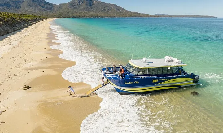 Wineglass Bay Shared Cruise and Walking Tour