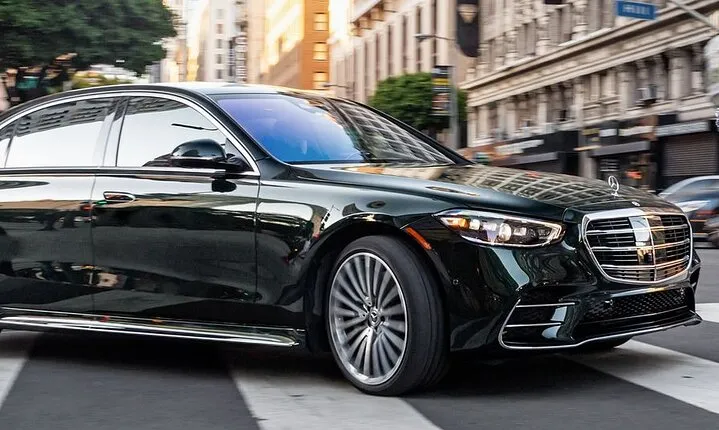 Private Transfer: London Airport LCY to London by Luxury Car