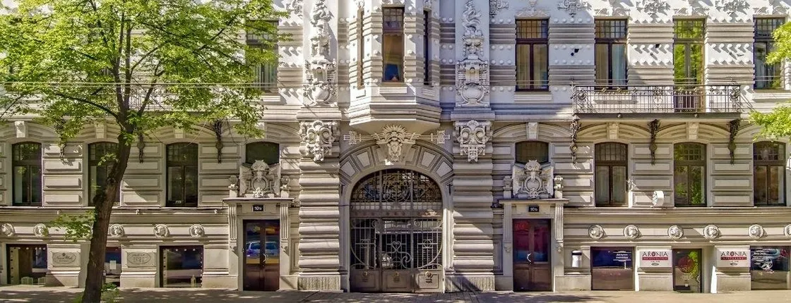 Exclusive private guided tour of Riga's architecture with a local
