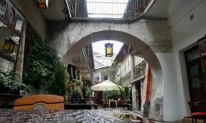 Krakow: Walk around Kazimierz & Former Ghetto with Entrance to Schindler Factory