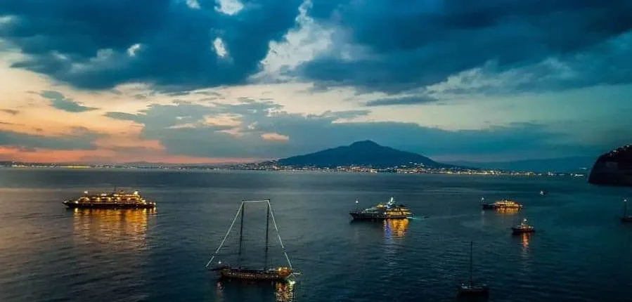 Dinner show on board a sailing ship in the Gulf of Naples
