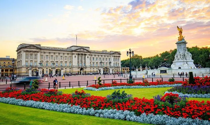 Luxury Chauffeured Minivan at Your Disposal in London for Full Day