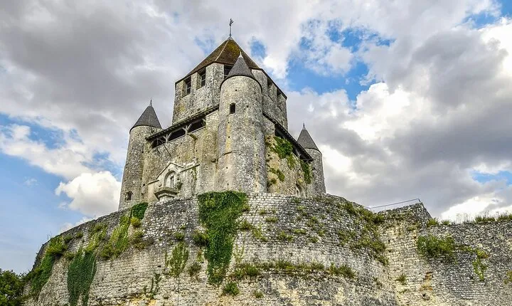 Private day trip from Paris to Provins and back, local driver