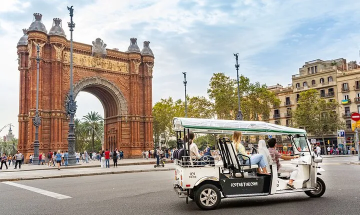Welcome Tour to Barcelona in Private Eco Tuk Tuk