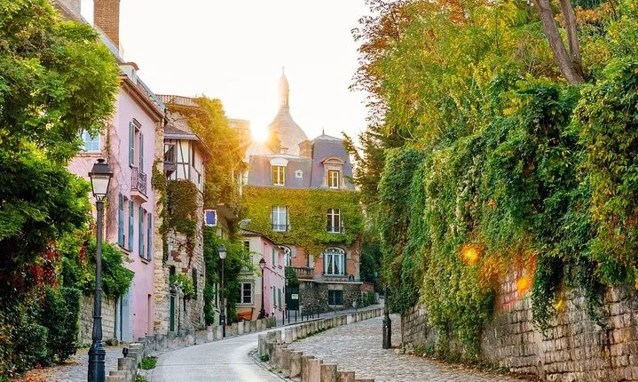 Paris: Small Group Moulin Rouge &Sacré Cœur Montmartre Tour 