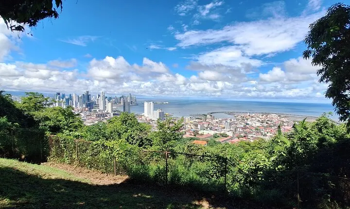 Walking the Cerro Ancón: Nature and Unique Panoramics