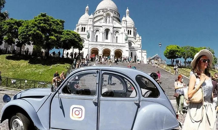 Discovery of Montmartre in a 2CV - 45 min