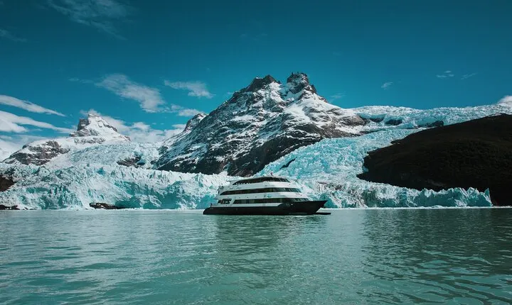 The Spirit Of The Glaciers: 1 Night Guided Cruise from Calafate