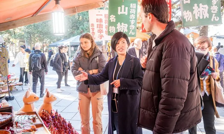 Chat & Treasure Hunt at To-ji Flea Market with Locals