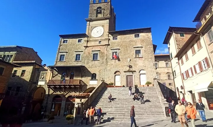 Private Art & Wine Tour in Cortona & Montepulciano, with lunch & 2 wine tastings
