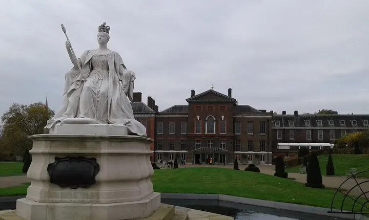 Private walking tour of Kensington with an official tour guide