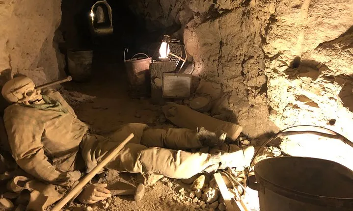 Small Group Ghost Town Gold Mine Tour with Hoover Dam Experience